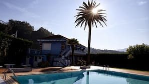 Una piscina cubierta, una piscina al aire libre de temporada