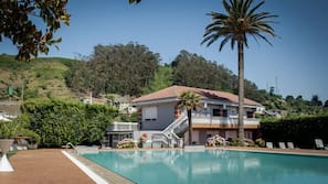 Una piscina cubierta, una piscina al aire libre de temporada