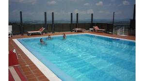Piscina stagionale all'aperto, lettini