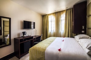 Egyptian cotton sheets, premium bedding, in-room safe, desk