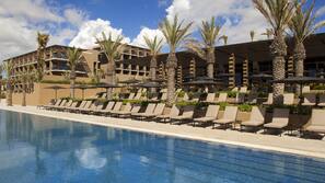 6 outdoor pools, sun loungers