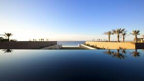 6 outdoor pools, sun loungers