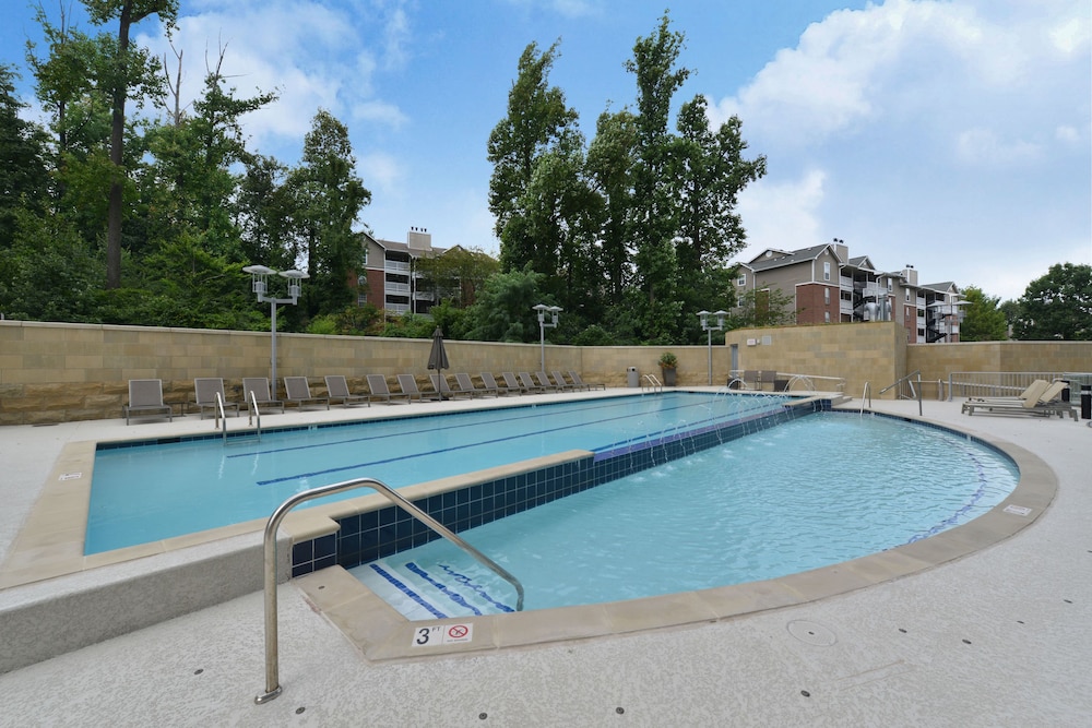 Outdoor pool, Ovation at Park Crest by Bridgestreet