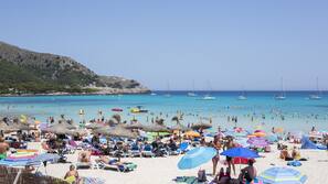 Una spiaggia nelle vicinanze, sabbia bianca