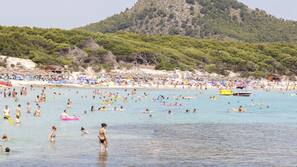Una spiaggia nelle vicinanze, sabbia bianca
