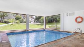 Piscina coperta, piscina all'aperto, ombrelloni da piscina, lettini