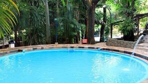 5 piscinas al aire libre, tumbonas