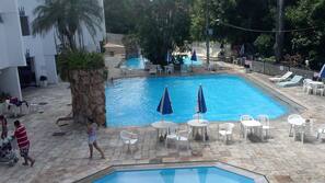 5 piscinas al aire libre, tumbonas