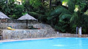 5 piscinas al aire libre, tumbonas
