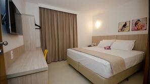 Frigobar, escrivaninha, Wi-Fi de cortesia, roupa de cama