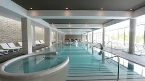 Una piscina cubierta, una piscina al aire libre