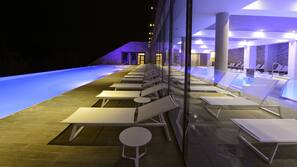 Una piscina cubierta, una piscina al aire libre
