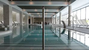 Una piscina cubierta, una piscina al aire libre