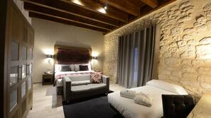 Ropa de cama de alta calidad, minibar, caja fuerte y escritorio