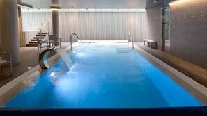 Una piscina cubierta