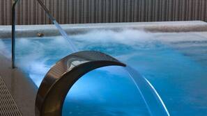 Una piscina cubierta