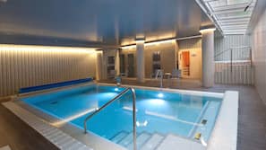 Una piscina cubierta