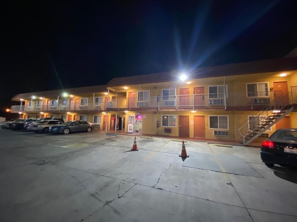 Economy Inn Near National Orange Show Events Center in San Bernardino