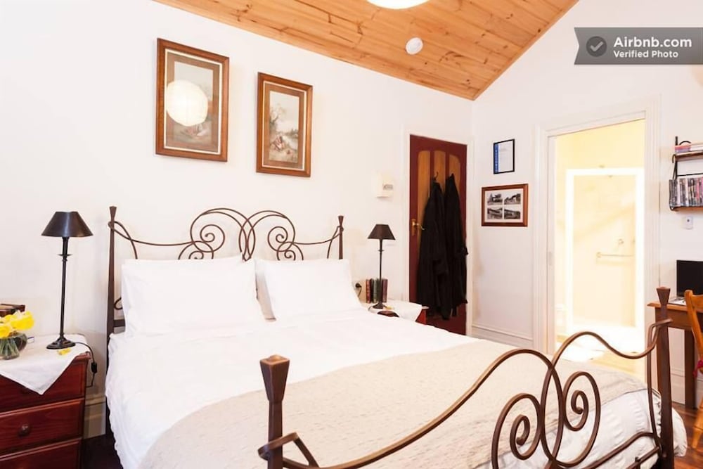 Stones Throw Cottage Bed & Breakfast