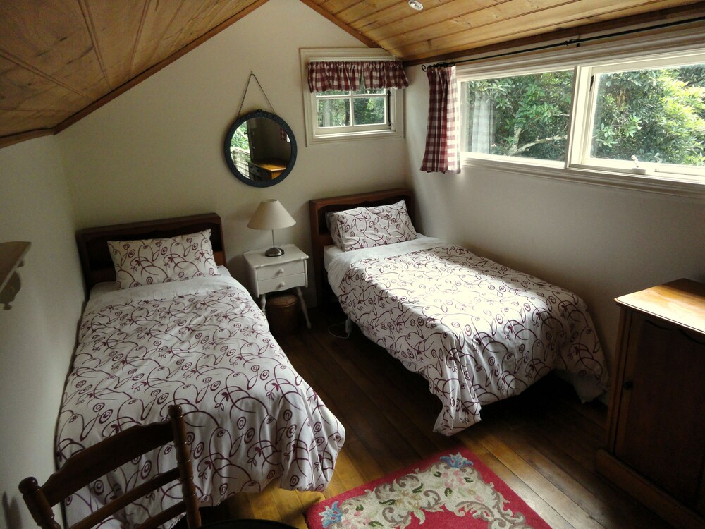 Stones Throw Cottage Bed & Breakfast