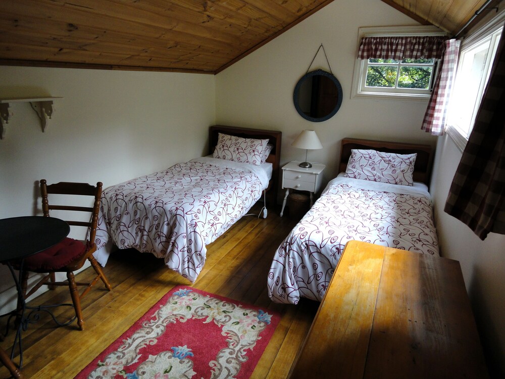 Stones Throw Cottage Bed & Breakfast