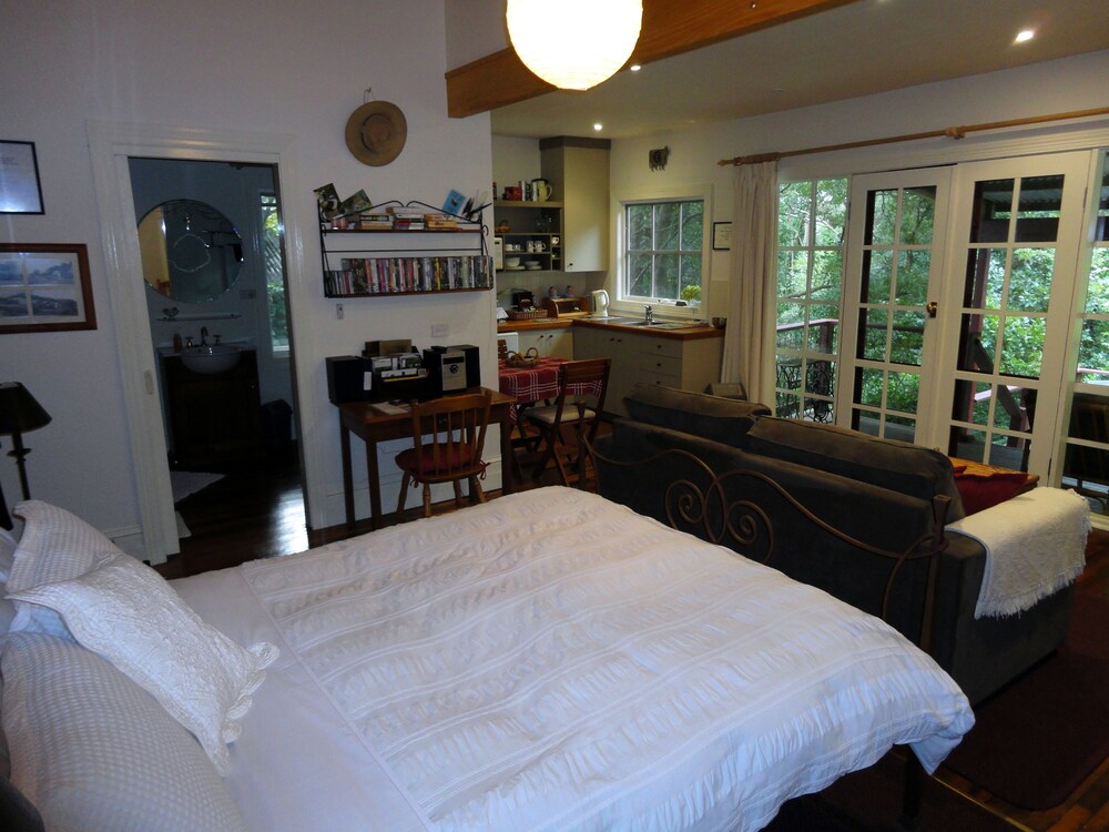 Living area, Stones Throw Cottage Bed & Breakfast