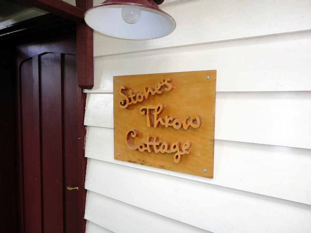 Stones Throw Cottage Bed & Breakfast