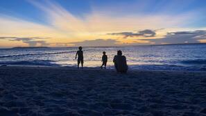 ใกล้ชายหาด, ทรายสีขาว