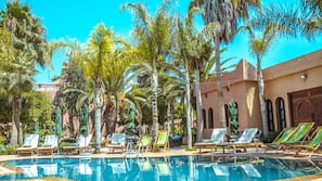 Piscine extérieure, parasols de plage, chaises longues