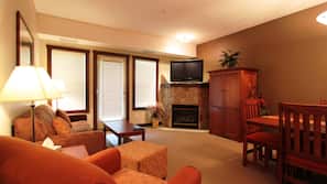 Flat-screen TV, fireplace, DVD player