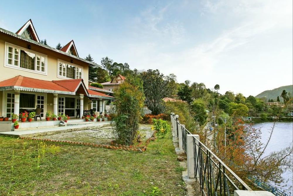 Neelesh Inn in Haldwāni, India