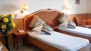 In-room safe, rollaway beds, Internet
