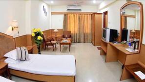 In-room safe, rollaway beds, Internet