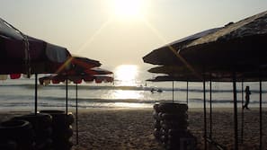 บนชายหาด, เก้าอี้อาบแดด, ร่มชายหาด