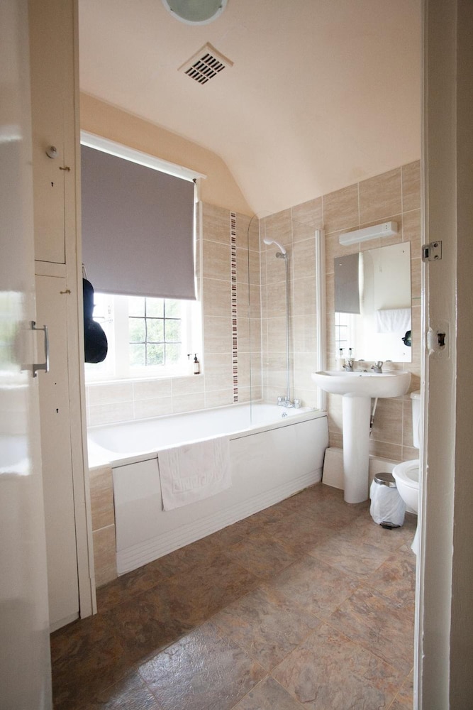 Bathroom, Barons Court Hotel