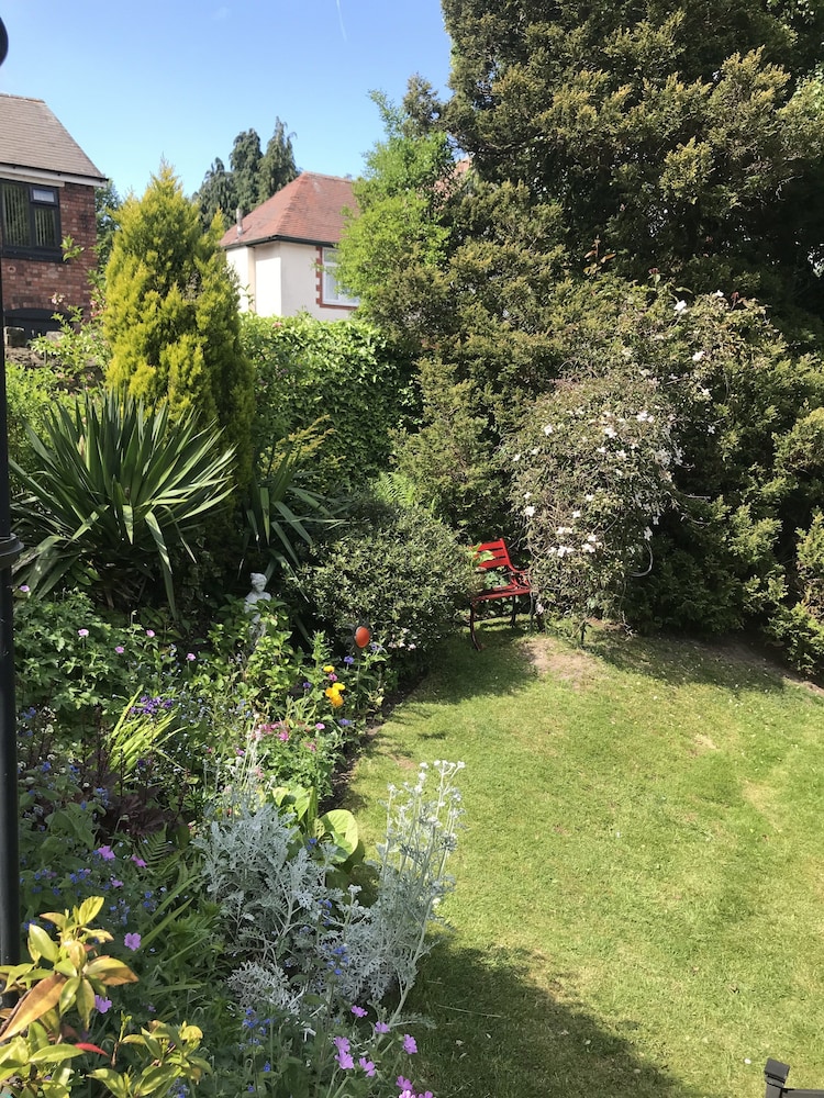 Garden, Barons Court Hotel