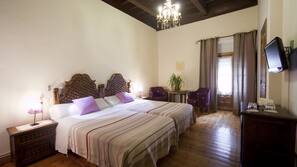 Ropa de cama de alta calidad, caja fuerte, escritorio y cortinas opacas