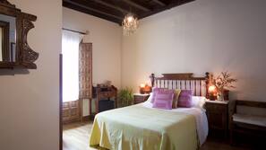 Ropa de cama de alta calidad, caja fuerte, escritorio y cortinas opacas