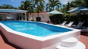 2 piscinas externas, guarda-sóis, espreguiçadeiras