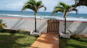 Perto da praia, areia branca, toalhas de praia