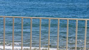 Spiaggia privata, lettini da mare, ombrelloni
