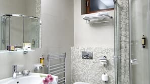 Minibar, coffre-forts dans les chambres, bureau