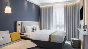 Zimmersafe, Schreibtisch, Verdunkelungsvorhänge, schallisolierte Zimmer