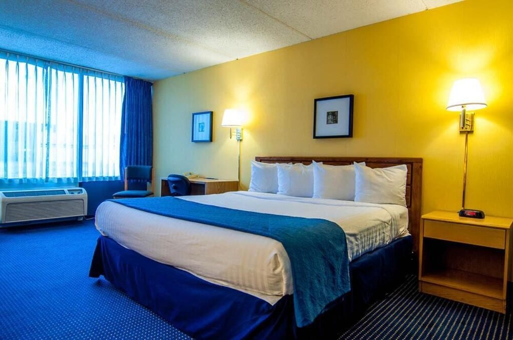 Newark Garden Finger Lakes Hotel