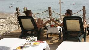 Plage privée, chaises longues, parasols, serviettes de plage