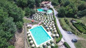 Piscina stagionale all'aperto, ombrelloni da piscina, lettini
