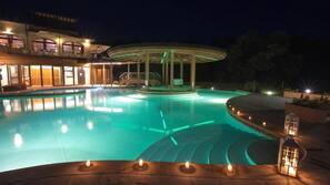 Piscina stagionale all'aperto, ombrelloni da piscina, lettini