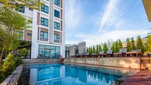 Outdoor pool, pool loungers