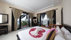 Minibar, desk, free WiFi