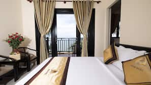 Minibar, desk, free WiFi